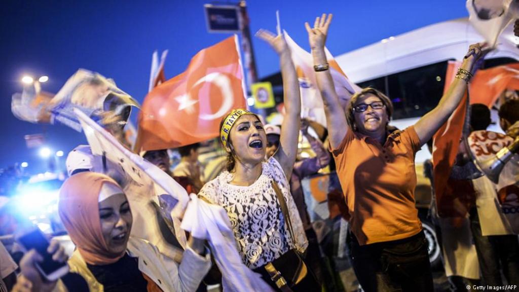 بعد فوز معسكر "نعم" في استفتاء مثير للجدل، حصل الرئيس رجب طيب أردوغان على تفويض شعبي كان يحلم به لإقرار نظام رئاسي يمنحه صلاحيات أوسع