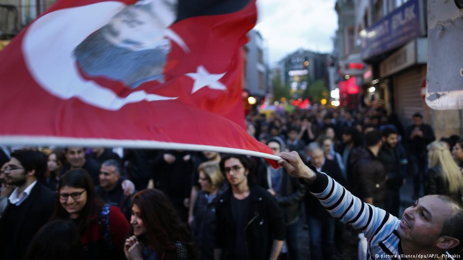 مناصرات الرئبس التركي أردوغان يحتفلن بفوزه في الاستفتاء على التعديلات الدستورية. 