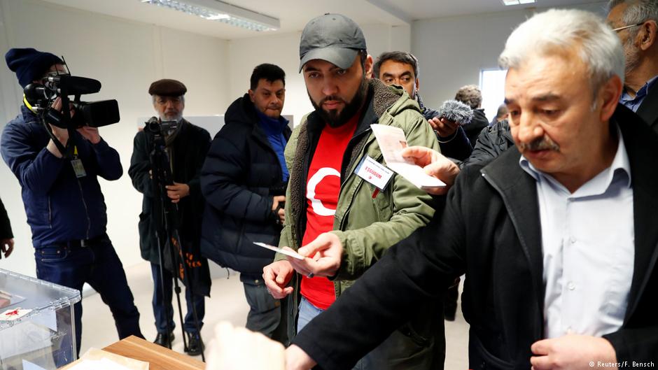 In Deutschland lebende Türken bei der Stimmabgabe zum Referendum; Foto: Reuters/F. Bensch