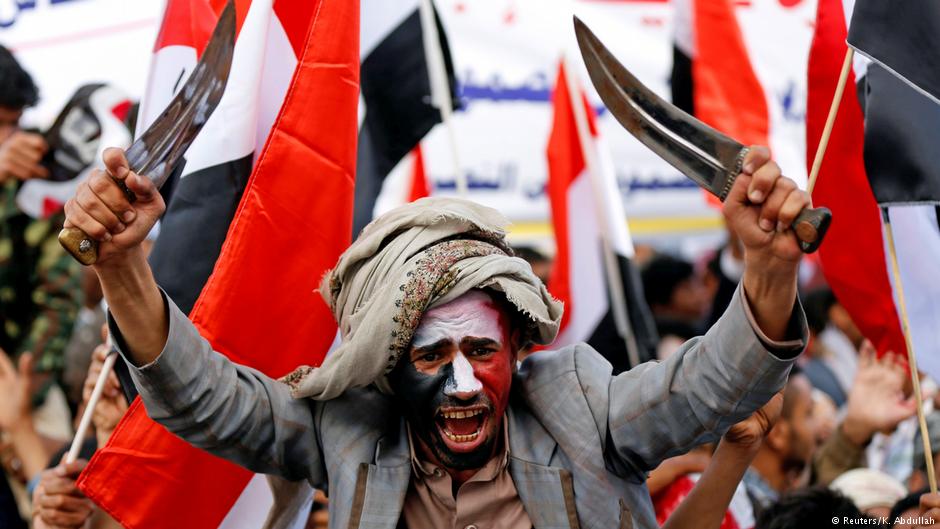Dolche schwingende Huthi-Rebell während einer Kundgebung in Sanaa; Foto: Reuters
