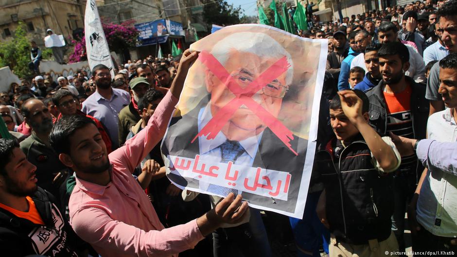 Supporters of the Palestinian Hamas movement hold crossed-out portraits of Palestinian leader Mahmoud Abbas during a protest against the Israeli blockade of the Gaza Strip in Khan Younis in the southern Gaza Strip on 14 April 2017 (photo: picture-alliance/dpa/I. Khatib)