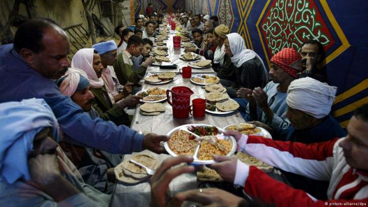 مائدة عامة لإفطار الناس في القاهرة. dpa