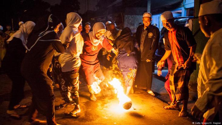 في جاكرتا في إندونيسيا، يلعب المسلمون والمسلمات بـ "كرة النار" للاحتفال بأول يوم في رمضان. Getty Images