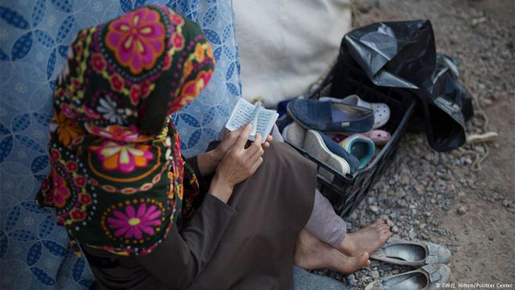 رمضان في مخيم اللاجئين: فريدة...لاجئة أفغانية تقرأ القرآن في مخيم للاجئين في اليونان. DW