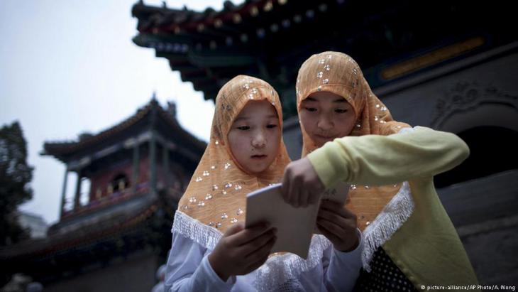 فتاتان مسلمتان عند أحد مساجد الصين في بكين. picture alliance