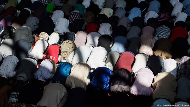مسلمون يصلون صلاة العيد في قاعة هامبورغ الرياضية شمالي ألمانيا. 
