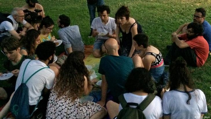 إفطار نظمته في اسطنبول منظمة لمثليي الجنس ومثليات الجنس ومزدوجي التوجه الجنسي ومتحولي الجنس. رمضان شهر التجمع. وفيه يتم دعوة غير المسلمين للإفطار أيضاً. 
