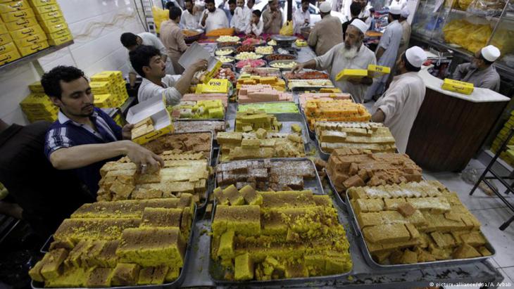 محل حلويات في باكستان: في نهاية رمضان يوجد عيد الفطر ويستمر ثلاثة أيام.