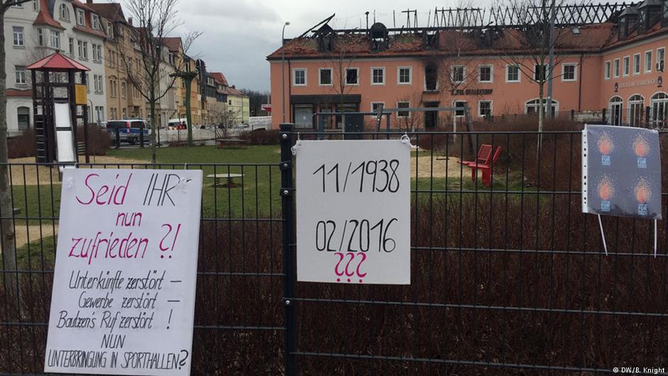 Protestplakate gege Angriffe auf Flüchtlingseinrichtungen in Bautzen; Foto: DW/B. Knight