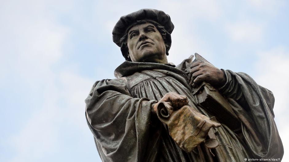 نصب تذكاري في ألمانيا للمصلح الديني مارتين لوثر (1483-1546) في مسقط رأس مارتين لوثر واسمها:  مدينة لوثر-آيسليبِن.  Foto: dpa/picture-alliance