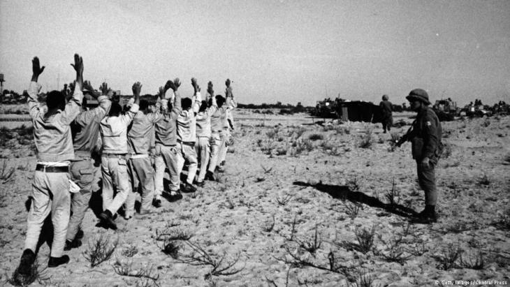 Egyptian prisoners during the Six-Day War (photo: Central Press/Getty Images)