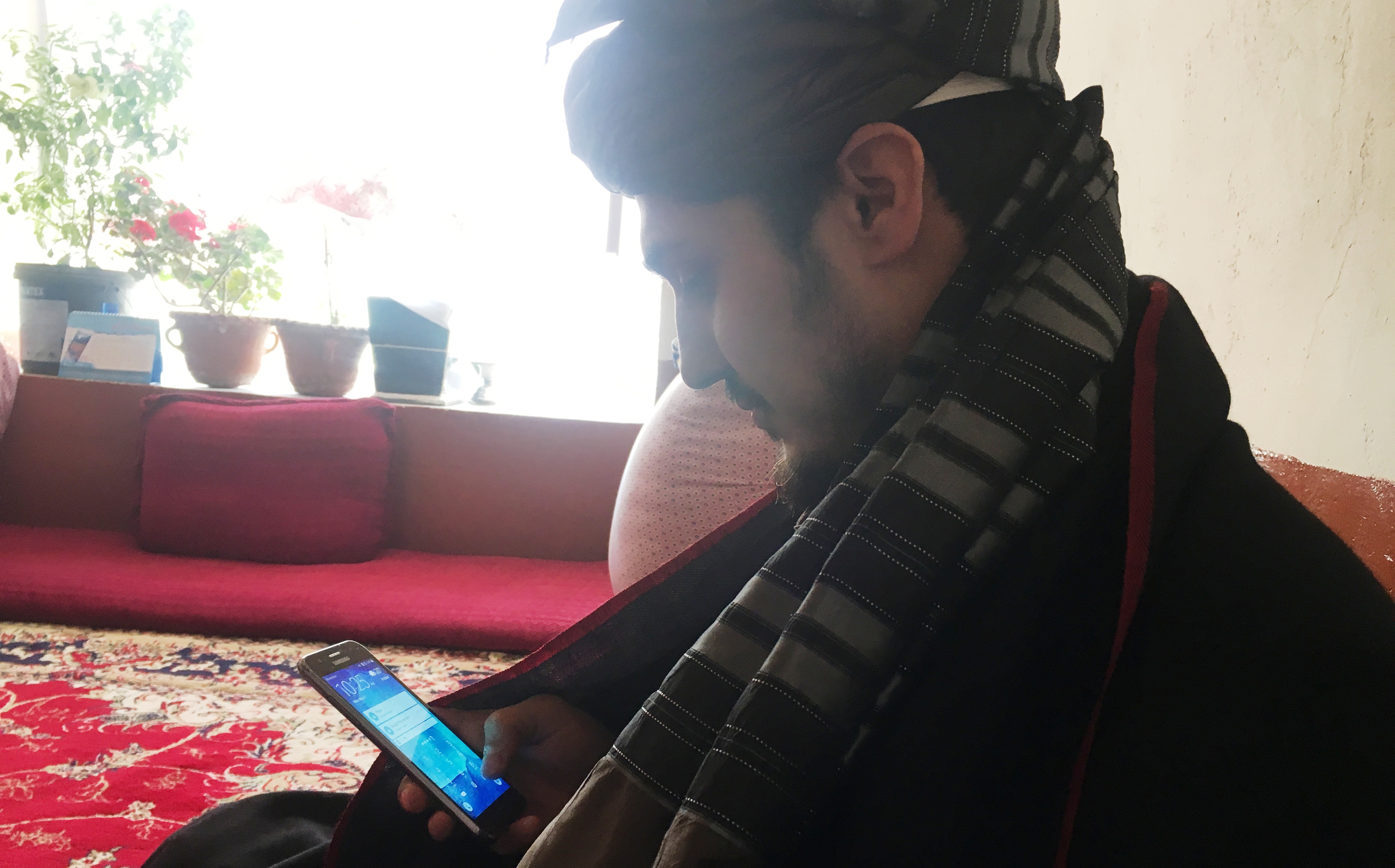 Afghan-American Ali Wardak and his mobile phone (photo: Ali M. Latifi)