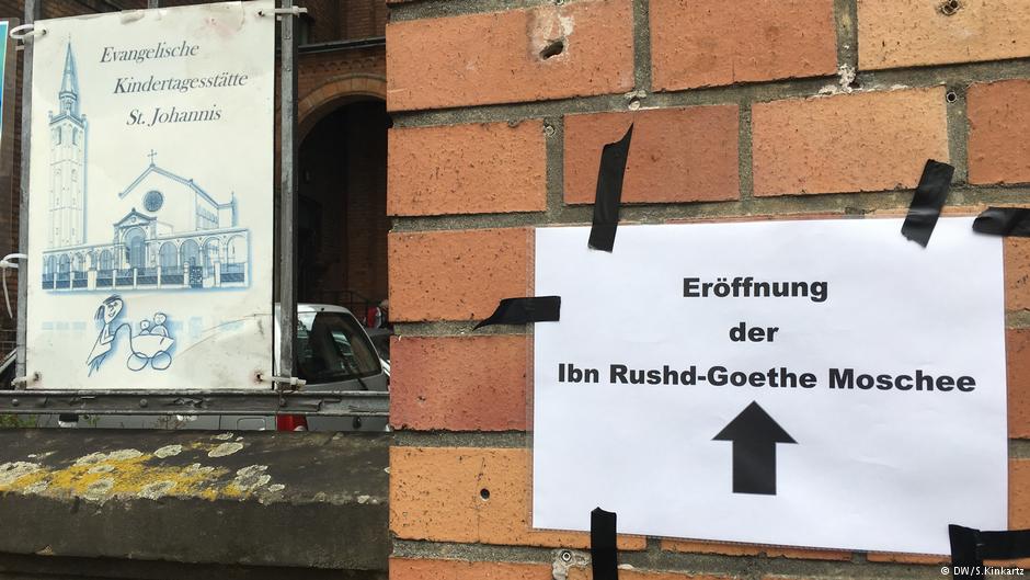 Sign outside St. John's Church pointing the way to the Ibn Rushd-Goethe Mosque (photo: DW/S. Kinkartz)