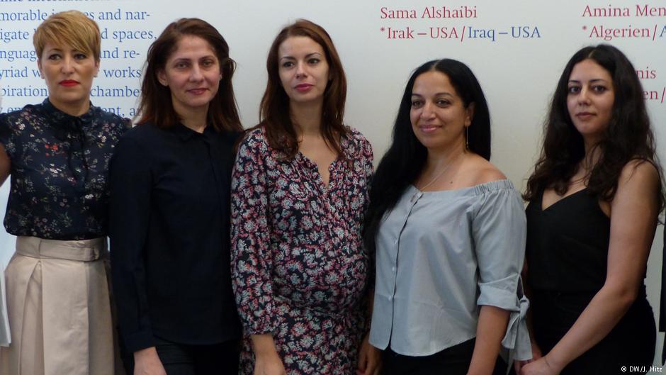 Die Künstlerinnen Moufida Fedhila, Ala Younis, Amina Menia, Sama Alshaibi und Saba Innab (v.l.r.); Foto: DW
