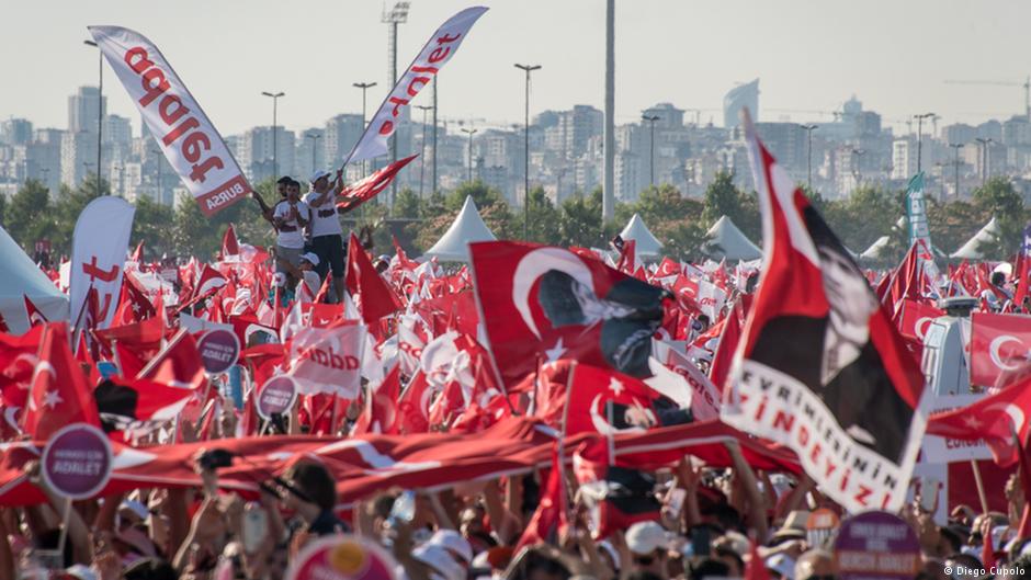 حشد "مسيرة العدالة" في تركيا. Foto: Diego Cupolo