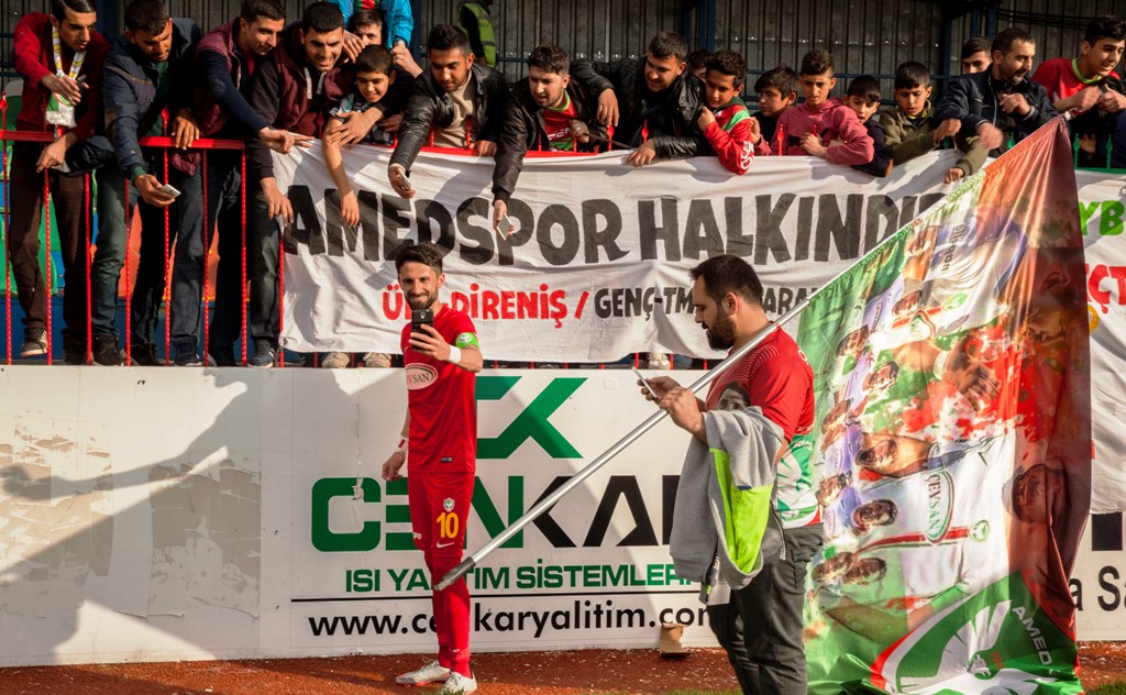 Fußball-Spieler und Fans des Clubs Amedspor; Foto: Fatma Çelik/Aylin Kızıl