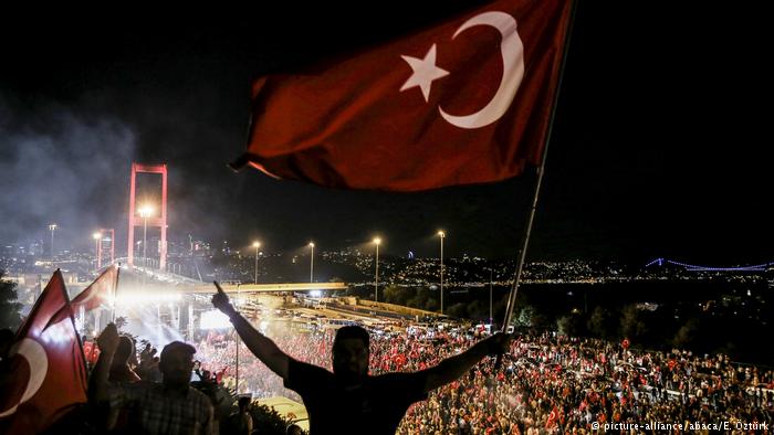 ماذا لو نجح انقلاب تركيا؟ شجاعة شعبية أسطورية وتعزيز للسلطة الرئاسية  