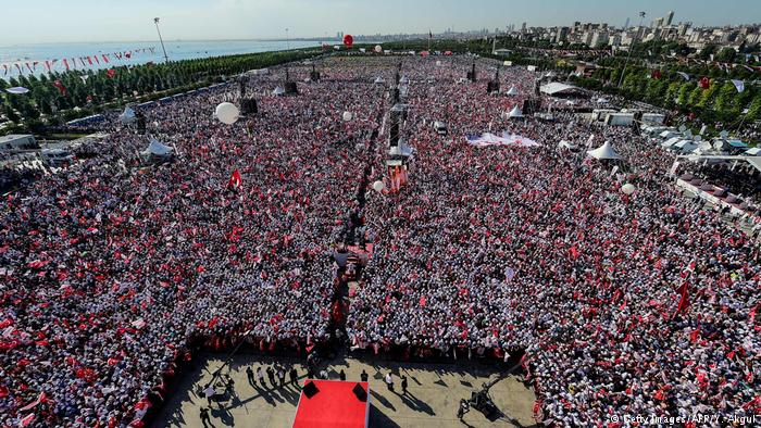 ماذا لو نجح انقلاب تركيا؟ شجاعة شعبية أسطورية وتعزيز للسلطة الرئاسية  