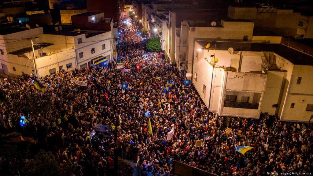 تحظى موجة الاحتجاجات في الحسيمة شمال المغرب، والمسماة "حراك الريف"، باهتمام محلي وإقليمي هو الأكبر لها منذ انطلاقها قبل نحو ستة أشهر. خبراء يرون أن ملك المغرب بإمكانه نزع فتيل احتجاجات منطقة الريف لكن ليس بدون ثمن.
