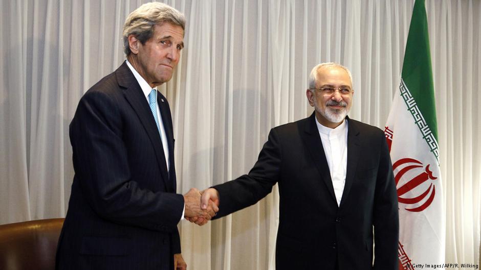 Der iranische Außenminister Mohammad Javad Zarif und sein amerikanischer Amtskollege John Kerry beim Abschluss des Atomabkommens in Genf, 14.01.2015; Foto: Rick Wilking/AFP/Getty Images