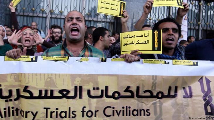 Demonstrators protest against military courts in Cairo (photo: picture-alliance)