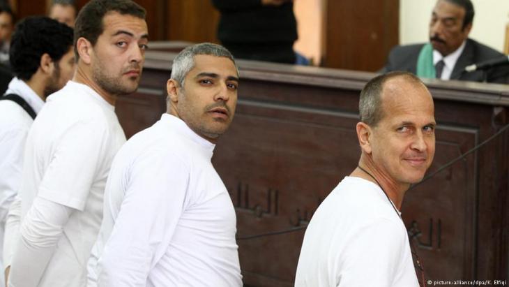 Process against Al Jazeera journalist Peter Greste (right) and three other men employed by the broadcasting company on 31.04.2014 in Cairo (photo: picture-alliance)