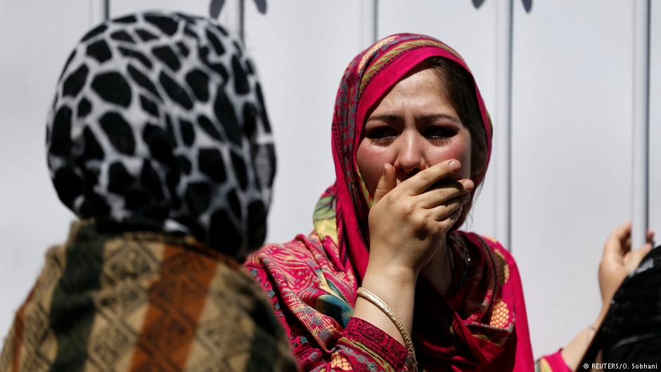 Entsetzen und Misstrauen: afghanische Zivilisten haben viele Feinde. Vor allem der öffentliche Raum für Frauen schwindet. Foto: Reuters
