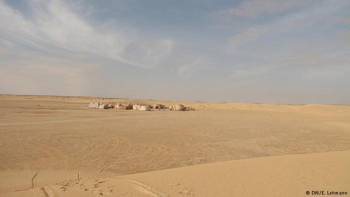 Sand dunes outside the town of Mos Espa (photo: E. Lehmann)