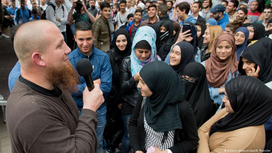 Der Salafist Pierre Vogel (links) spricht bei einer Veranstaltung Ende 2014 in der Nähe von Frankfurt. " Bild: picture-alliance/dpa/Boris Roessle