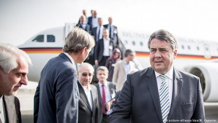 Germany′s then trade minister, Sigmar Gabriel, meets the Iranian oil minister in Tehran (photo: picture-alliance/dpa/M. Kappeler)