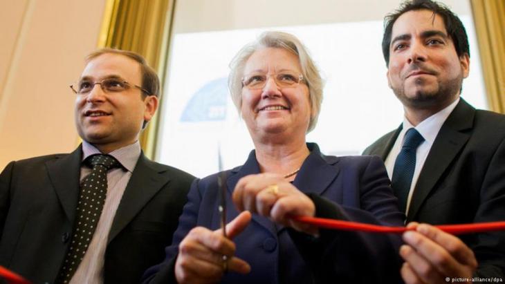 Annette Schavan flanked by theologians Bulent Ucar (left) and Mouhanad Khorchide (right) opens the Centre for Islamic Theology at the University of Munster in 2012 (photo: picture-alliance/dpa)