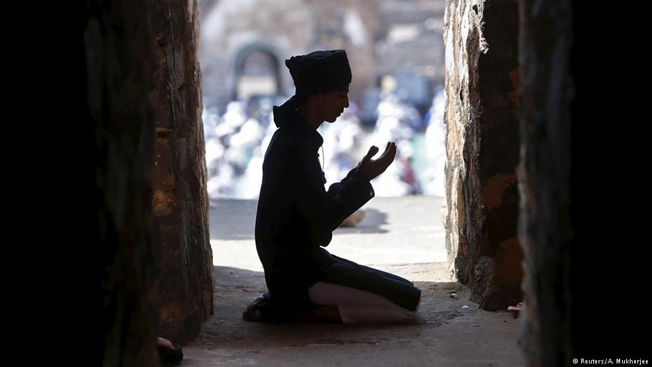 Betender Muslim in der Feroz Shah Kotla Moschee in Neu Delhi; Foto: Reuters