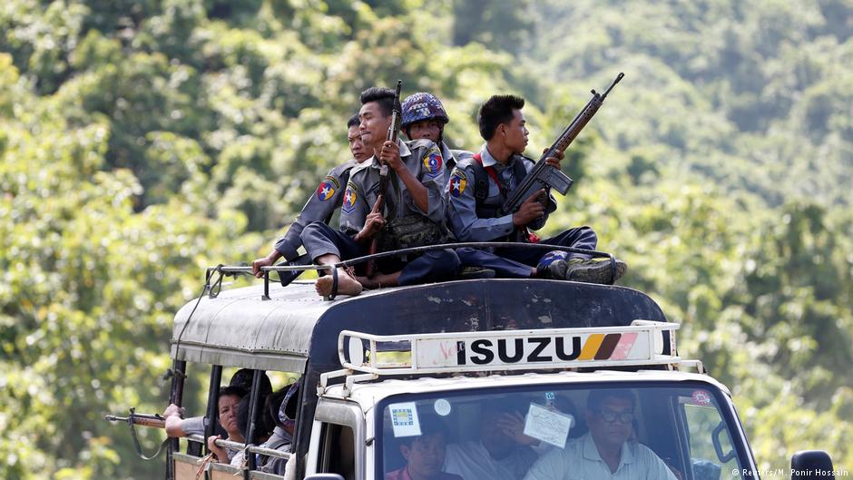Police guard UN convoy carrying UN and NGO workers fleeing Maungdaw, following an attack by ARSA on 28.08.2017 (photo: Reuters/M. Ponir Hossain)