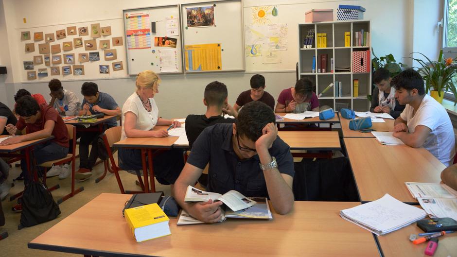Flüchtlinge lernen in einer Schule in Bonn die deutsche Sprache; Foto: DW