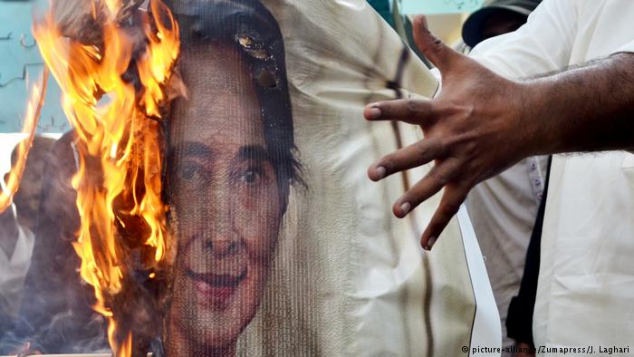 Proteste in Hyderabad gegen Aung San Suu Kyi; Foto: picture-alliance/Zumapress/J. Laghari