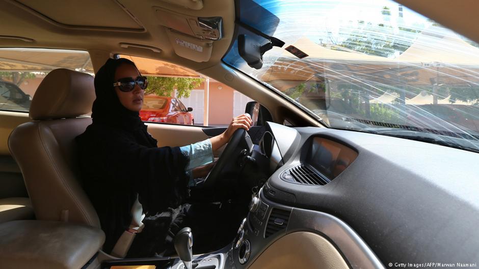 في الصورة الناشطة منال الشريف قبل السماح للمرأة بقيادة السيارة في السعودية وهي في احتجاج تقود سيارة