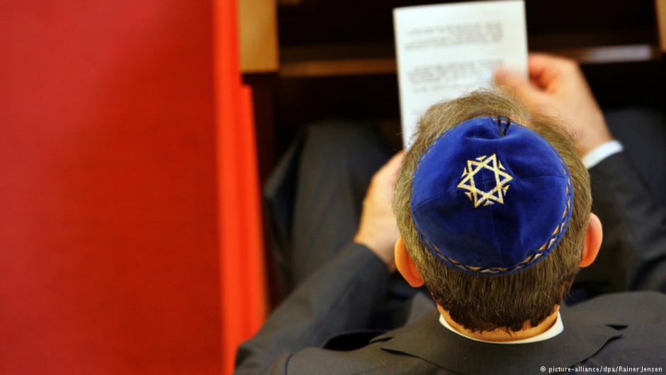 Jüdischer Bürger Berlins betet in der Synagoge Berlin-Wilmersdorf; Foto: dpa/picture-alliance