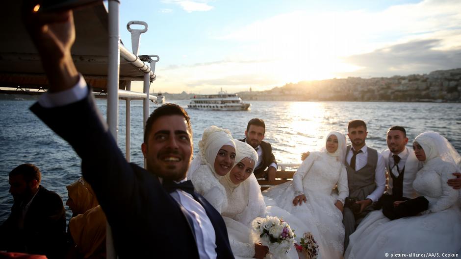 Turkish wedding couples in Istanbul (photo: picture-alliance/AA/S. Coskun)