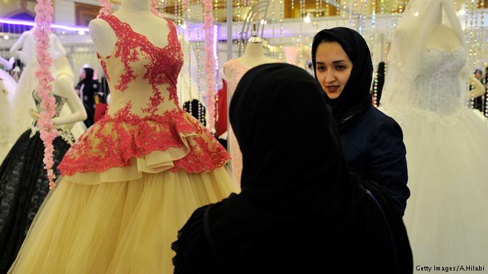Saudi Arabian women in a bridal shop (photo: Getty Images/A. Hilabi)
