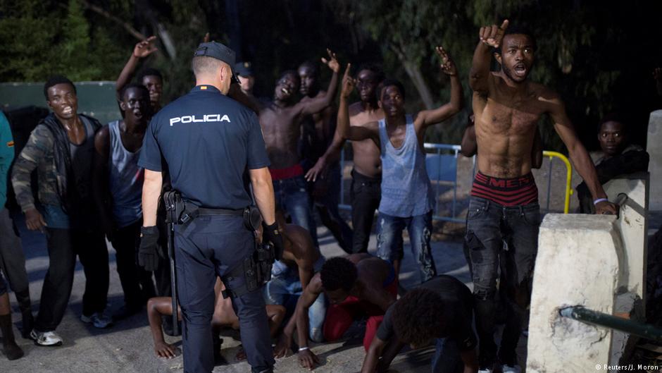 Spanische Polizei schrimt Exklave Ceuta vor afrikanischen Flüchtlingen ab; Foto: Reuters