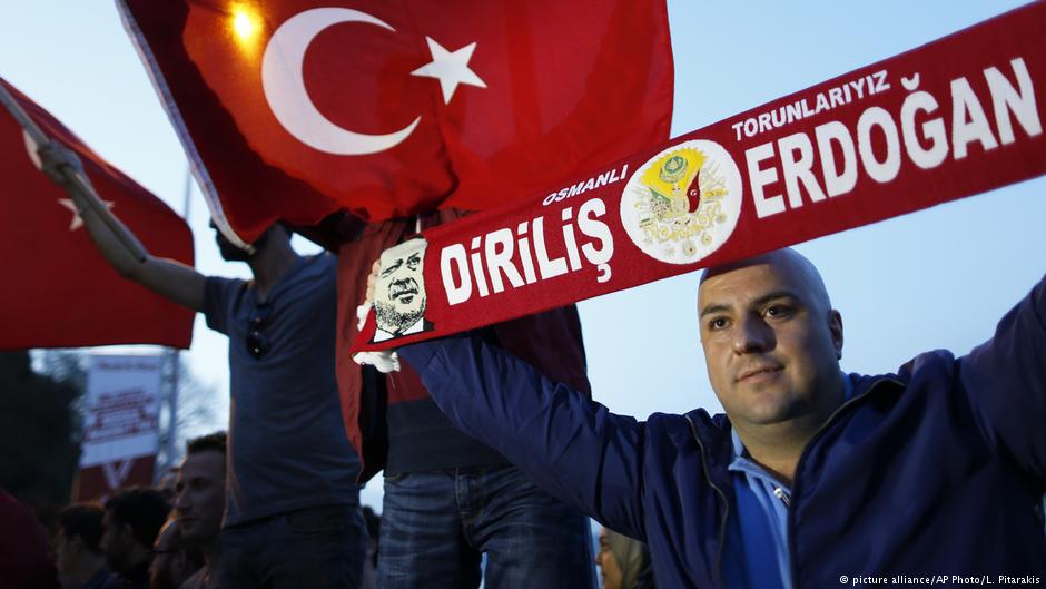 Anhänger Erdoğans feiern die Annahme des türksichen Präsidialsystems; Foto: picture-alliance/AP