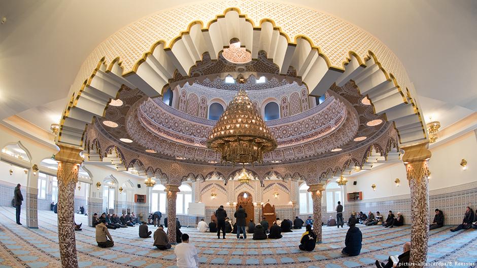 Muslime beim Gebet in der Abubakr-Moschee in Frankfurt; Foto: picture-alliance/dpa