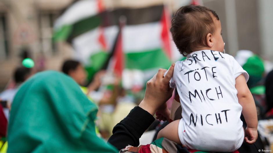 طفل يحمل عبارة "إسرائيل.. لا تقتليني" في مظاهرة ببرلين