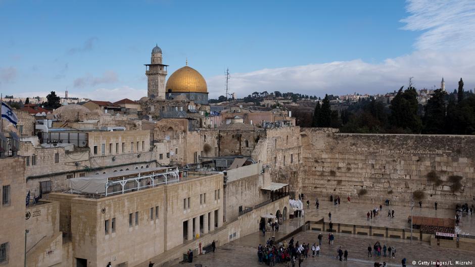 منظر لأماكن دينية مقدسة في مدينة القدس القديمة: حائط المبكى والمسجد الأقصى. Foto: Getty Images