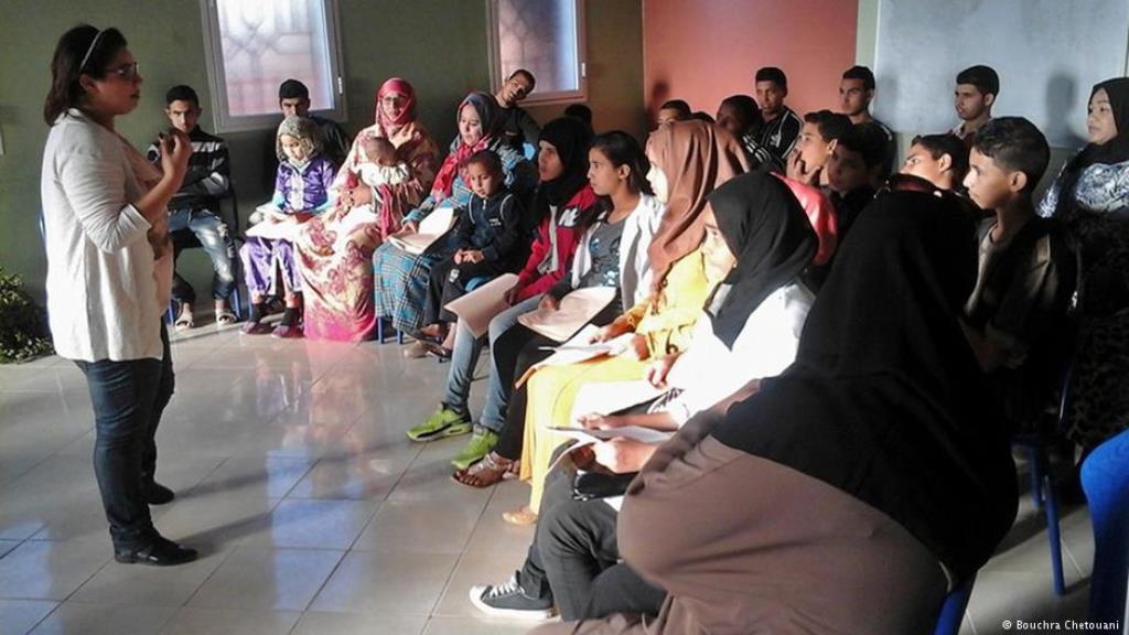 بشرى الشتواني في حوار مع نساء وفتيات بمدينة أغادير جنوب المغرب حول حقوق المرأة