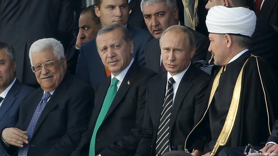 Bei der Eröffnungsfeier der Juma-Moschee in Moskau: Mahmud Abbas neben Recep Tayyip Erdogan und Waldimir Putin; Foto: Reuters