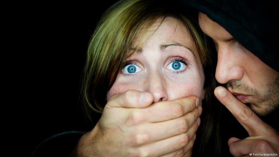 Symbolbild Gewalt gegen Frauen und Ehrenmorde: Ein Mann hält einer Frau die Hand vor den Mund; Foto: Fotolia/detailblick