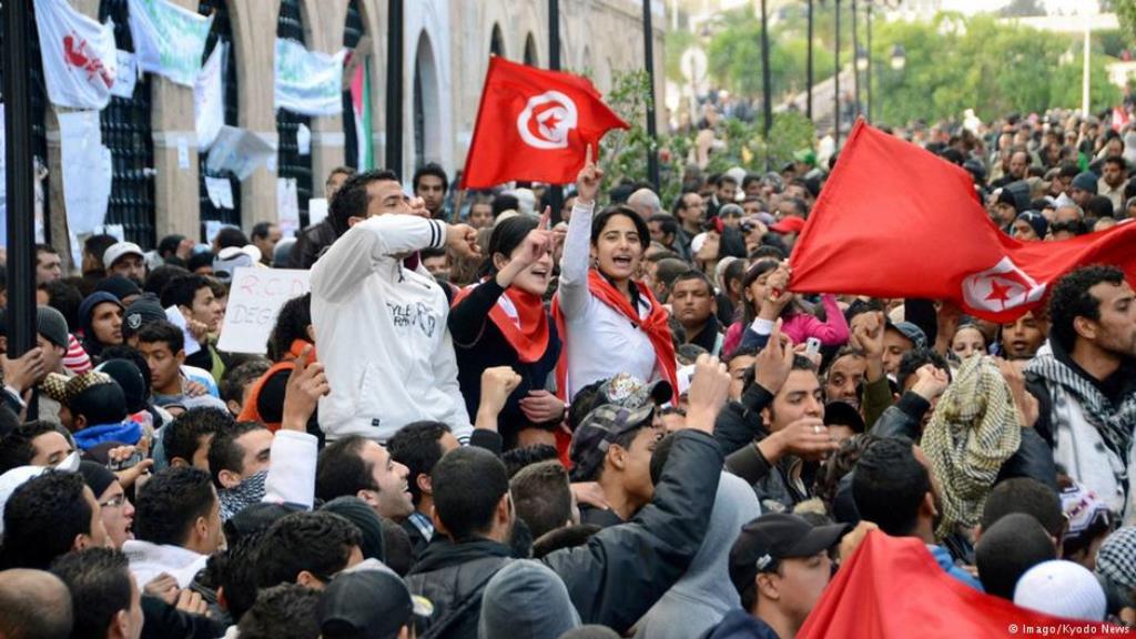 تحتفل تونس بالذكرى السابعة لـ"ثورة الياسمين" التي أسقطت الديكتاتور بن على، لكن أجواء الفرح غابت عن البلاد وألهبت الاحتجاجات مجددا المشهد السياسي، ما دفع الحكومة إلى إطلاق مشاريع اجتماعية علّها تطمئن الشارع.