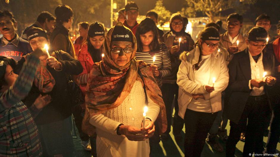 Gedenken in Indien am ersten  Todestag der nach einer Gruppenvergewaltigung verstorbenen Studentin Jyoti Singh Pandey; Foto: picture-alliance/AP