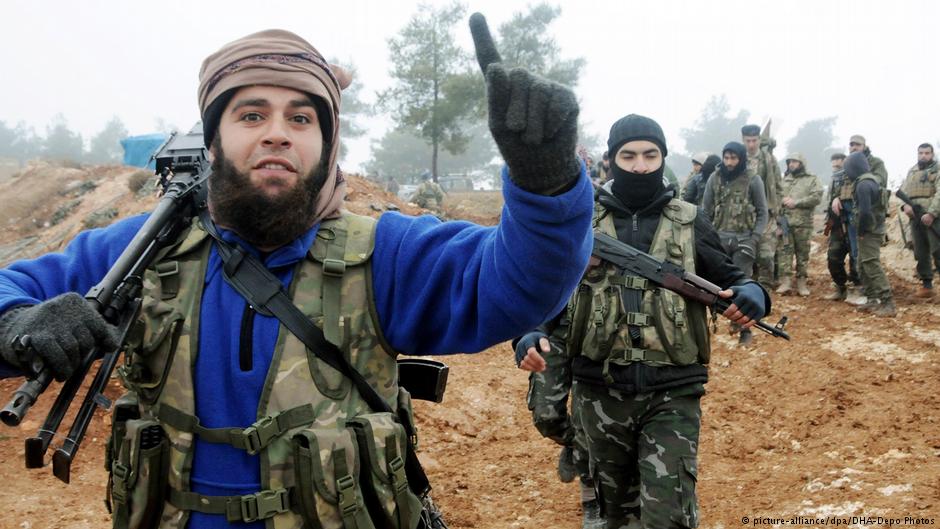 مقاتلون من الجيش السوري الحر ضمن القوات المساندة لتركيا في عملية عفرين.